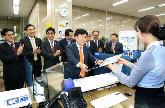 중소기업중앙회는 박성택(가운데) 회장과 김경식 수석부회장 등 회장단 17명이 청년희망펀드에 1억5000만원을 기부했다고 12일 밝혔다. 중앙회는 올해 5월, 15개 중소기업 단체가 1년간 청년 3만명을 포함해 총 13만명의 일자리를 창출한다는 내용의 '청년 1+ 채용운동'을 발표하는 등 일자리 창출 운동을 벌이고 있다. 사진제공=중기중앙회